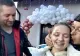 Minune de Anul Nou. Alexia, fata cu mâinile reatașate de medici, a ajuns acasă în uralele prietenilor și rudelor  - VIDEO
