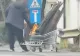 Un bărbat şi o femeie, suspectaţi de furt după ce au fost prinşi cărând cu un cărucior de supermarket traverse din lemn pentru calea ferată - FOTO