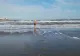 Un bărbat a făcut baie în Marea Neagră pe Cod galben de vreme rea! Curaj extrem - VIDEO