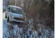 Operațiune de salvare ca în filme. Bărbat, scos în viață dintr-o mașină aflată pe marginea prăpastiei. Orice mișcare i-ar fi fost fatală (FOTO)