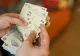 Mai multe categorii de români vor avea venituri mai mari de la 1 martie! Vezi dacă de încadrezi