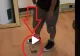 VIDEO – Ce a găsit sub podea – A călcat pe o bucată de parchet care s-a ridicat. Când a tras de ea, a făcut descoperirea
