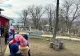 Copii de grădiniță și elevi din ciclul primar, nevoiți să învețe în prăznicarul din cimitir! Dezacord major între DSP și Prefectură: protest al părinților