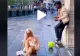 VIDEO – O tânără elegantă a căzut în fund, pe trotuar, după ce a fost victima unei farse nevinovate – Imaginile s-au viralizat