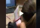 VIDEO – Gluma stupida a unui coleg de birou – A venit prin spatele ei si i-a făcut asta – A fost aproape de un infarct