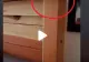 VIDEO – Ce au găsit părinții în capul patului din camera fiicei – La un pas de leșin când și-au dat seama la ce folosesc