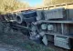 Un TIR încărcat cu rafturi metalice şi saltele s-a răsturnat pe DN 5