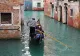 Autoritățile din Veneția îl caută pe temerarul care a sărit de pe bloc direct în canal: „E un idiot” (VIDEO)