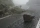Noi alunecări de teren pe centura Călimăneşti. Circulaţie ÎNCHISĂ după căderile de pietre - FOTO