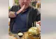 Burger cu foiță de aur și platou mai SCUMP decât PENSIA MINIMĂ! Lux și opulență în meniul restaurantului unui lider PSD din Ardeal