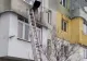 O femeie din Sibiu a căzut pe geam de la etajul 3, din cauza soțului cu care se certa, însă a supraviețuit datorită sârmelor de rufe ale vecinilor