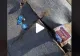 VIDEO – S-a urcat pe acoperiș pentru că se auzeau zgomote ciudate – A tăiat placajul și a făcut o descoperire terifiantă