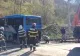 Autocar blocat pe linia de tren - intervenție de urgență, pasageri evacuați - VIDEO