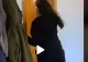 VIDEO – I-a făcut o farsă iubitei, însă totul s-a terminat foarte prost – Tânăra a fugit repede la baie