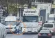 Momentul incredibil în care o femeie scapă cu viață de sub roțile unui camion  - Imagini șocante din Buzău