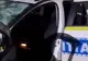 Mașina poliției, distrusă cu ciocanul  de un bărbat: "Nu suport Poliția!" - VIDEO