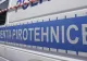 Polițiști cercetați pentru că nu au chemat pirotehniștii după ce un bărbat a sunat că are o BOMBĂ sub mașină - tânărul ar fi fost pus să "tragă de ea"