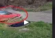 VIDEO – Imagini virale cu un șofer care s-a gândit să treacă cu rabla sa printr-un râu învolburat după ploi