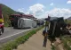 Impact devastator între un autocar plin cu pasageri, o autoutilitară și două mașini - un mort, 4 răniți. Trafic oprit - VIDEO