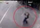 Incident șocant, pe bd. Magheru, din Capitală: un bărbat pe skateboard s-a aruncat în fața autobuzului