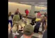 Încăierare de zile mari pe un aeroport. VIDEO cu călătorii când își împart pumni în interiorul unui terminal