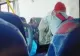 Bătrân de 70 de ani bătut, nimeni nu intervine! Scene revoltătoare într-un autobuz plin cu călători din România