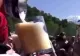 Și-au turnat BĂUTURA în cap la propriu. Finalul este epic - VIDEO