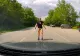 Mașina unor români, blocată în Bulgaria de un bărbat în chiloți, care s-a urcat pe capotă.  „Posibil sa fie vorba despre o înșelătorie” 