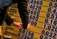 CURS VALUTAR. Leul s-a apreciat în raport cu Euro, dar a scăzut în fața dolarului. Analiștii nu văd cotațiile sub 5 lei