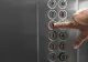 Caz șocant, în Capitală: atacat în lift de doi bărbați care i-au furat 8.000 de lei din borsetă. Cum au acționat hoții