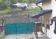 Momentul în care o mașină zboară de pe drum și aterizează direct în curtea unui localnic. VIDEO cu „cascadoria” spectaculoasă