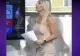 VIDEO – O prezentatoare a făcut furori după ce s-a întors cu spatele pentru a explica știrile – Imaginea care le-a făcut ziua mai bună telespectatorilor