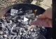VIDEO - Ce se întâmplă dacă pui sare peste cărbunii încinși pentru grătar - Motivul pentru care trebuie să faci asta