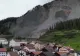Un sat întreg a fost evacuat din cauza unei stânci pe cale să se prăbușească. Oamenii stăteau cu frica să nu cadă muntele pe ei