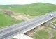 Pământul a luat-o la vale din nou pe autostrada Sebeș Turda. Muncitorii nu termină de reparat o fisură, că apare alta!