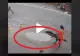 VIDEO – O femeie mergea liniștită pe stradă când s-a deschis deodată trotuarul sub ea – Trecătorii au sărit să o scoată la suprafață