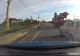 Un șofer inconștient s-a dat în spectacol în fața polițiștilor. De ce a sunat la 112 