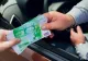 Șofer prins în flagrant în timp ce oferea BANI poliţiştilor care l-au oprit în trafic. Cu ce SUME a încercat "să le închidă gura"