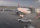Accident șocant: Un muncitor de pe aeroport a murit "aspirat" de motorul unui avion