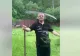 Emil Boc se filmează cum muncește de zor ca să cosească iarba din curte. VIDEO cu edilul decis să impresioneze cu calitățile de gospodar