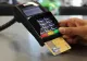 Femeie, cercetată pentru furt după ce a sustras cardul unei bătrâne pe care o ajuta în gospodărie şi a făcut zeci de cumpărături sau retrageri de la ATM