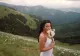 Scandal în Poiana Narciselor! Interpretă de muzică populară, amendată pentru că s-a filmat cu un buchet de flori, fără permisiune de la Romsilva