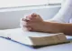 Decizie șocantă a unor școli din SUA: Au eliminat Biblia din biblioteci, pentru că „este violentă și conține scene de sex” 