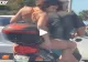 VIDEO – Gestul indecent făcut de o tânără în timp ce aștepta pe scuter, la semafor. Un șofer a filmat tot momentul