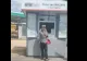 Un călător nemulțumit a avariat un punct de vânzare STB cu un bolovan. VIDEO cu momentul în care bărbatul lovește ghereta și amenință pe cine prinde în cale