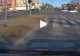 VIDEO – Un șofer stătea liniștit la semafor când a văzut deodată ceva șocant pe trecerea de pietoni – Toată lumea a rămas mască