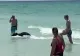 Un urs a înotat în ocean printre oameni. Apoi s-a plimbat pe plajă printre turiștii amuzați de prezență. VIDEO