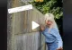 VIDEO – O româncă a cumpărat la un preț bun o casă în Belgia - Când s-a uitat peste gard și a văzut ce vecini are, s-a îngrozit
