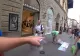 Dacă vezi aceste „picturi” pe jos, ocolește-le. Escrocheria care continuă să facă ravagii printre turiști