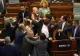 Bătaie în Parlamentul Kosovo: Aleșii și-au împărțit pumni „la liber” și și-au adresat cuvinte grele. VIDEO